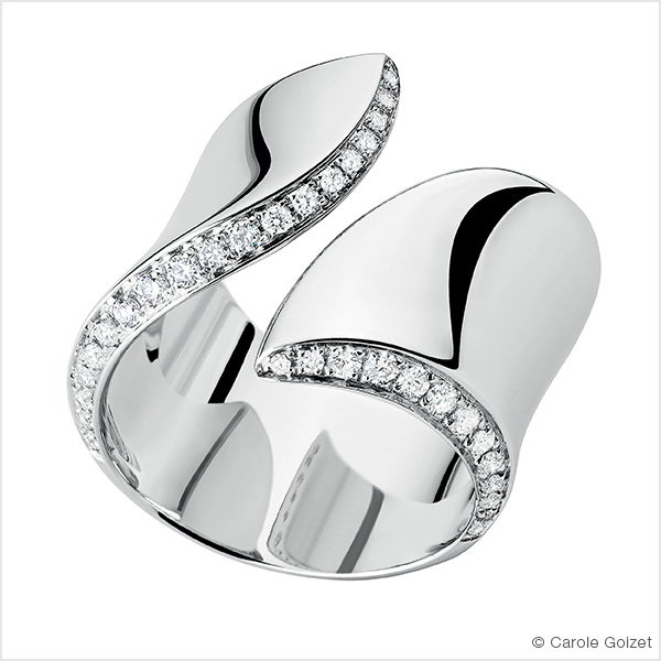 Collier « Pensée » Or blanc saphirs bleus et diamants.