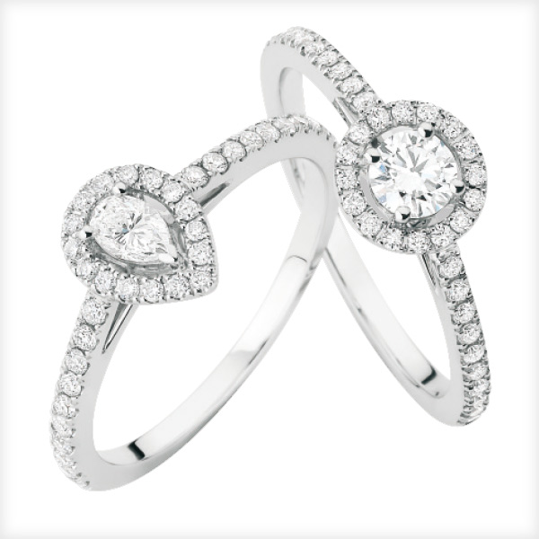 Bague « Entourage » Or gris, diamants et centre taille poire ou brillant